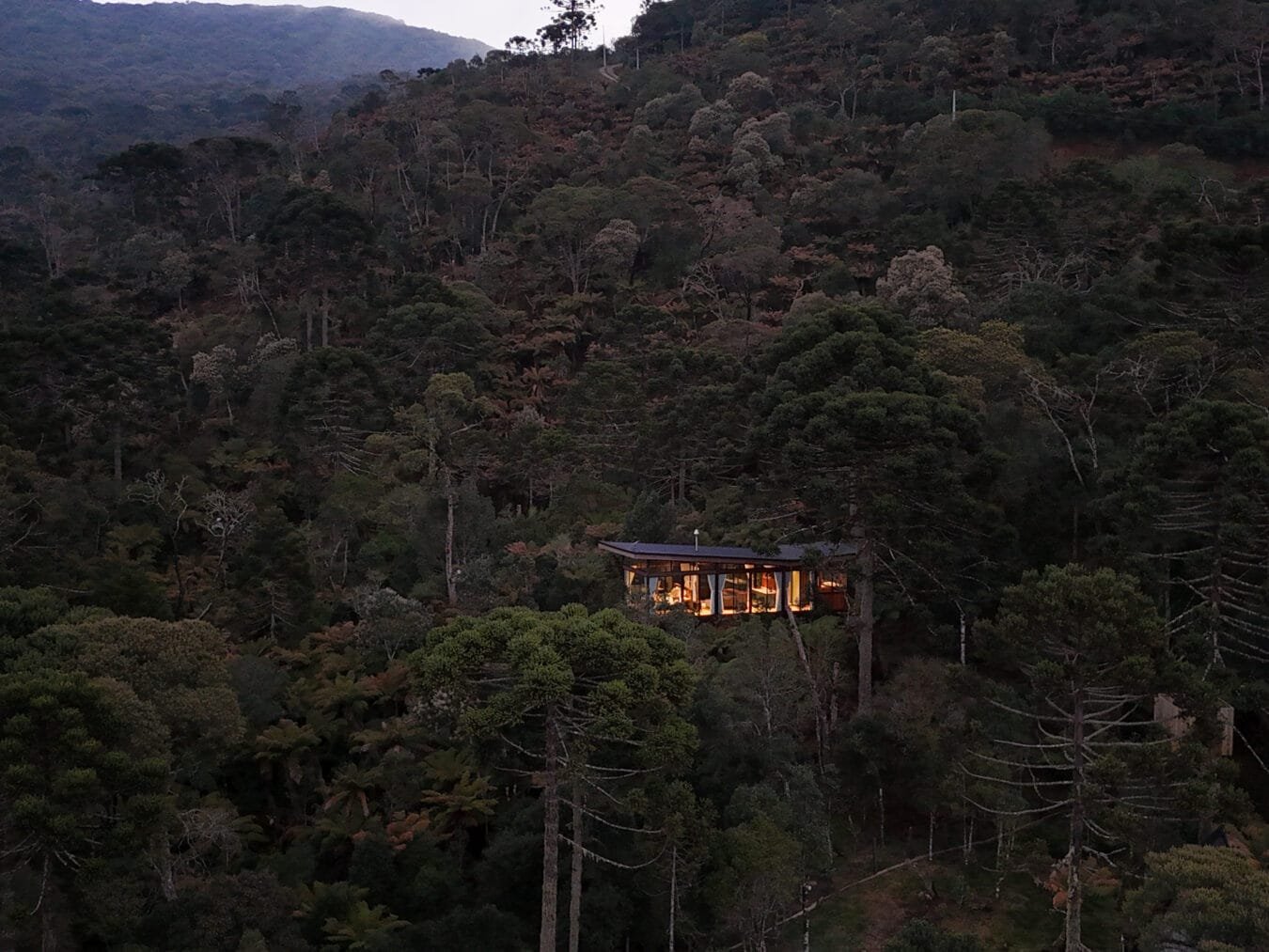 Imagem da Pousada Serenus House - Elegantes Cabanas em Urubici, cercada pela beleza natural da Serra Catarinense, proporcionando uma estadia exclusiva em uma das melhores pousadas em Urubici.