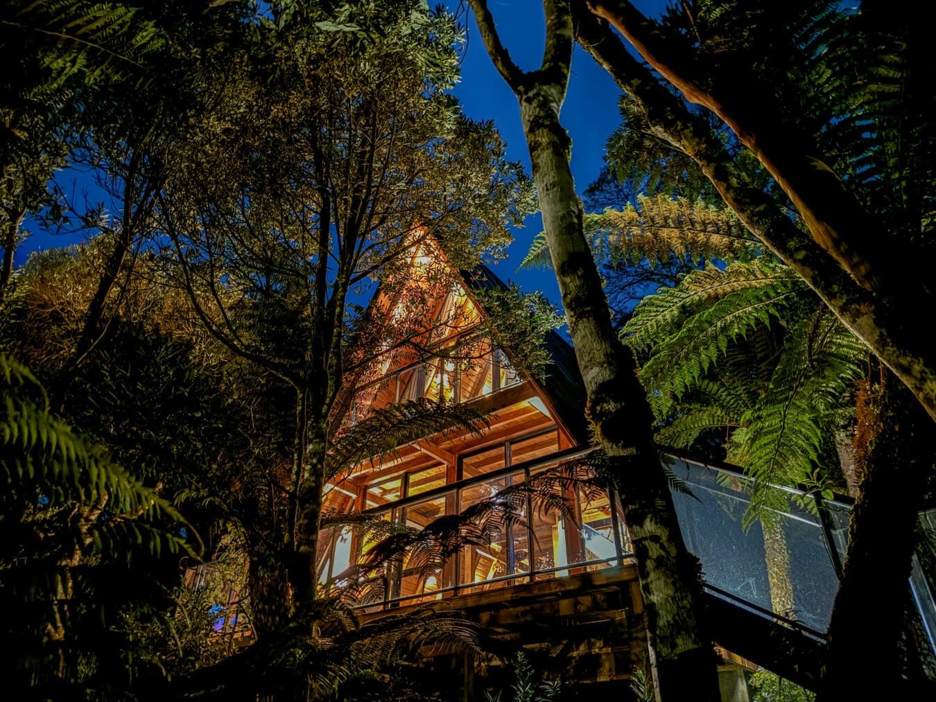 Vista externa da Cabana dos Pumas na Serenus House, em Urubici, cercada pela natureza exuberante, em uma das melhores pousadas em Urubici Santa Catarina.