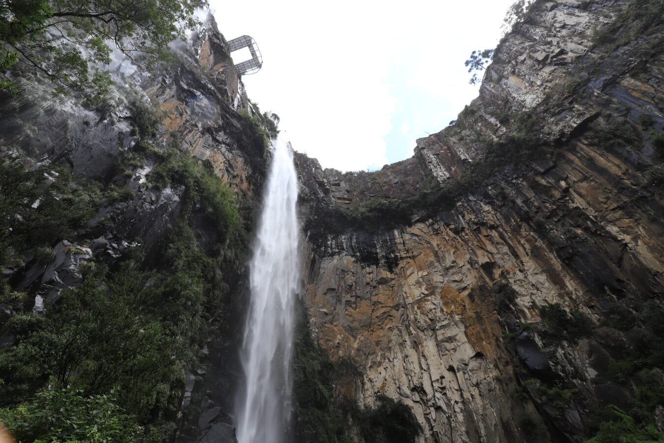 Cascata do Avencal em Urubici, vista deslumbrante da queda d'água de 100 metros de altura, localizada no Parque Mundo Novo, em Santa Catarina.