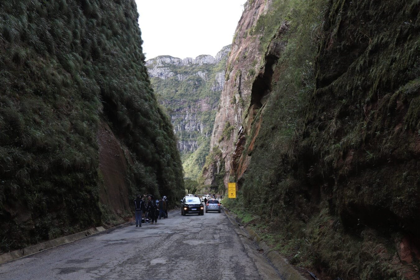 Vista panorâmica do Corvo Branco em Urubici, destacando os cânions e a estrada impressionante que leva aos Altos do Corvo Branco. Descubra onde fica Urubici e as atrações imperdíveis da cidade.