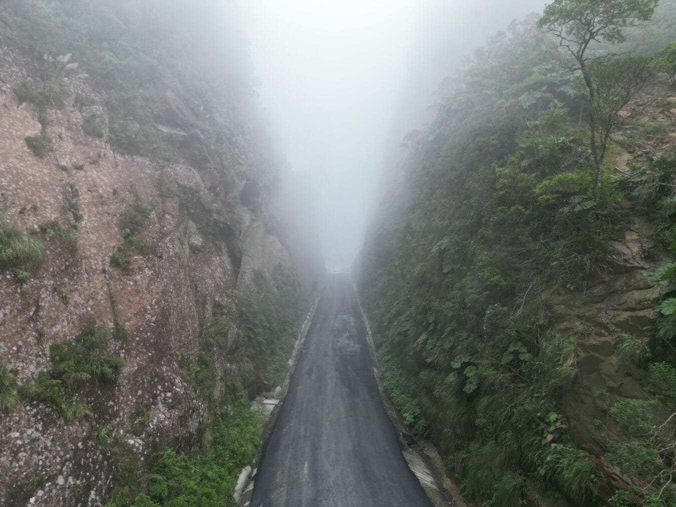 Fenda em rocha arenítica do Corvo Branco, maior formação do tipo na América do Sul, localizada em Urubici, Santa Catarina.