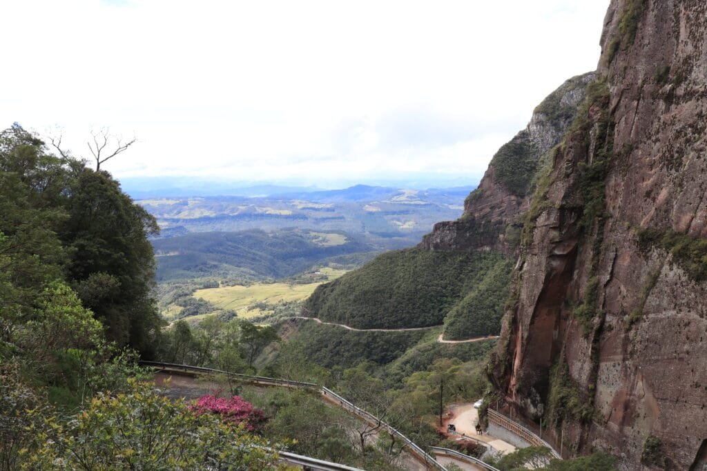 Vista da Serra do Corvo Branco em Urubici, com as montanhas e a vegetação exuberante da Serra Catarinense