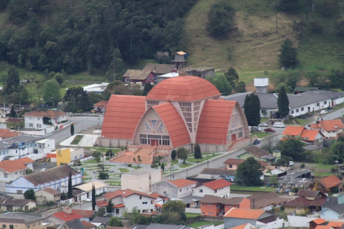 Vista panorâmica da Catedral de Urubici, localizada em Santa Catarina, com sua arquitetura imponente e rodeada pela natureza da Serra Catarinense.