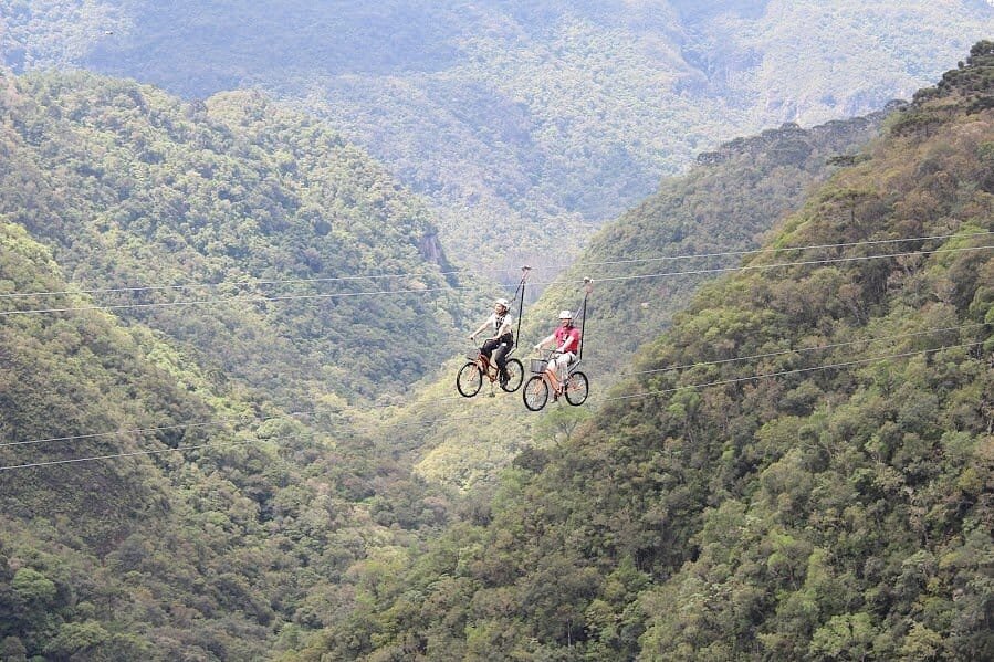 Vista panorâmica do Eco Parque Cachoeira Papuã, com suas atrações radicais e paisagens naturais em Urubici, SC.
