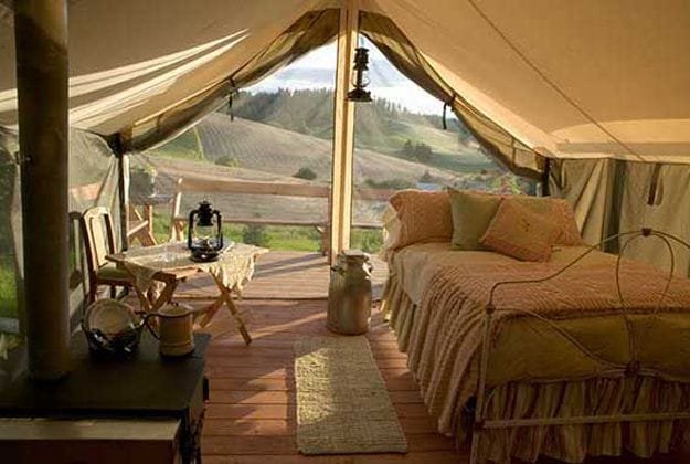 Imagem histórica ilustrando o conceito de glamping no século passado, com tendas luxuosas e móveis sofisticados, destacando a combinação de natureza e conforto que caracteriza a experiência de glamping.Agora sim, o foco está na frase-chave "O que é Glamping", com uma descrição completa e detalhada. Espero que esteja do jeito que você queria!